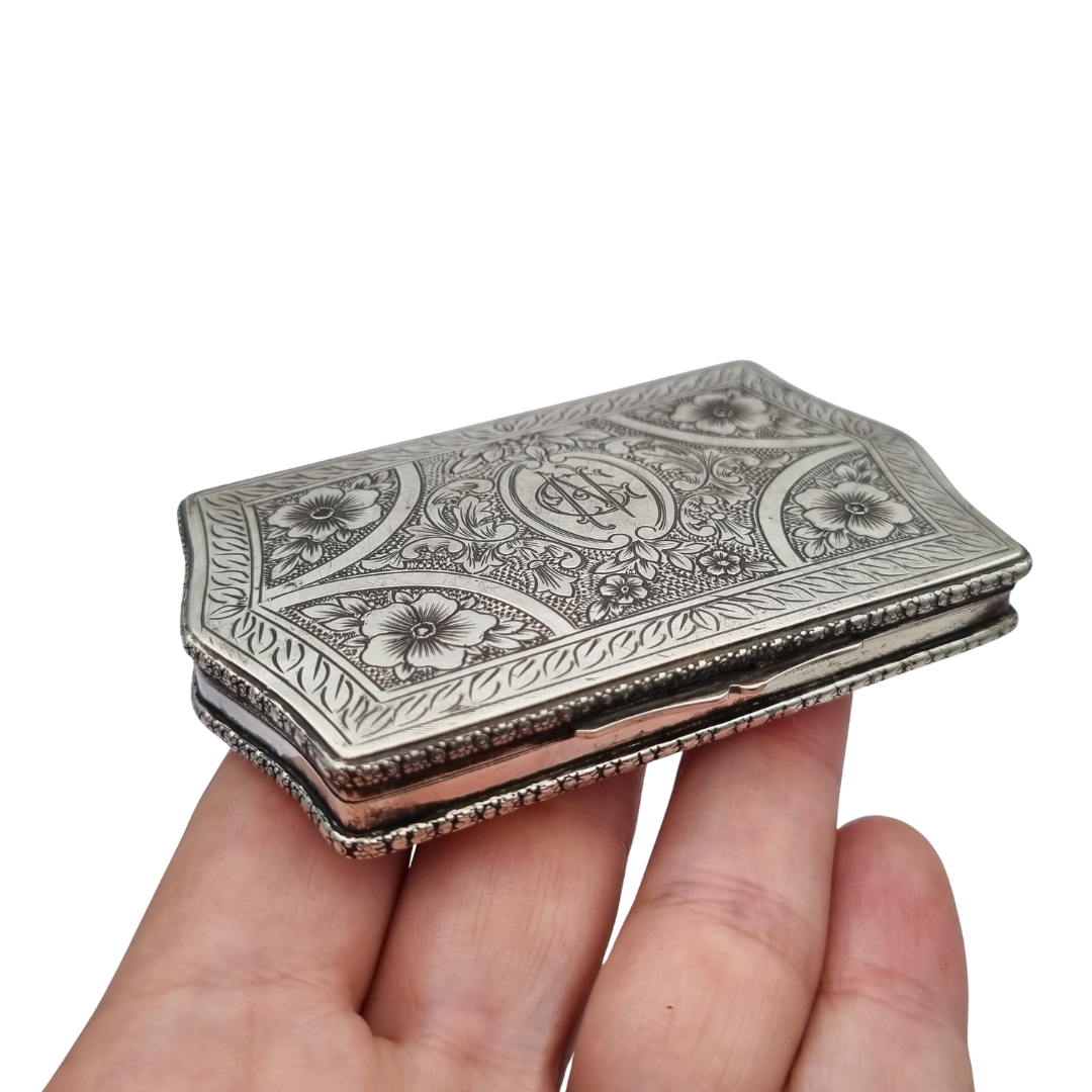Art Nouveau rectangular box in 800 silver, Europe, circa 1910, engraved floral decoration and central monogram