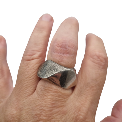 Anillo brutalista de plata maciza, acabado erosionado y satinado, circa 1980-1990