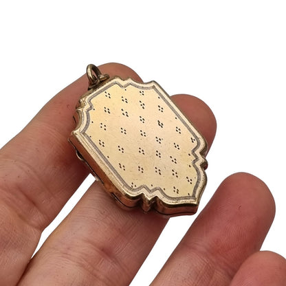 Guardapelo victoriano en metal dorado grabado forma escudo circa 1900