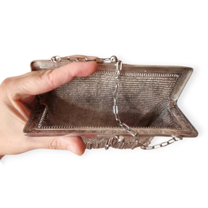 Bolso antiguo Belle Époque de malla de plata 800 con borlas, flecos y boquilla floral, Europa, ca. 1900–1920
