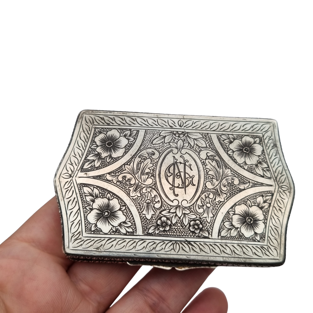 Art Nouveau rectangular box in 800 silver, Europe, circa 1910, engraved floral decoration and central monogram