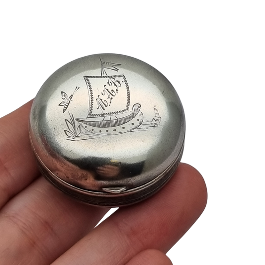 Caja antigua redonda alemana de plata 800 grabada con barco y monograma, circa 190
