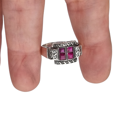 Anillo Art Déco francés de plata con rubí y pedrería blanca, circa 1930.