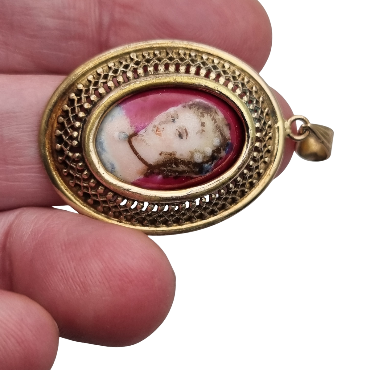 Colgante calado dorado vintage  con porcelana Limoges con retrato femenino Francia, ca. 1950–1960