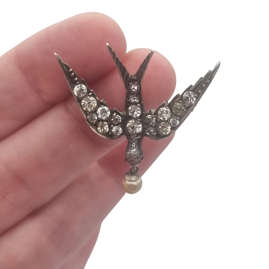 Broche Antiguo Sentimental Victoriano Golondrina de Plata con Pasta Vítrea y Perla, circa 1900