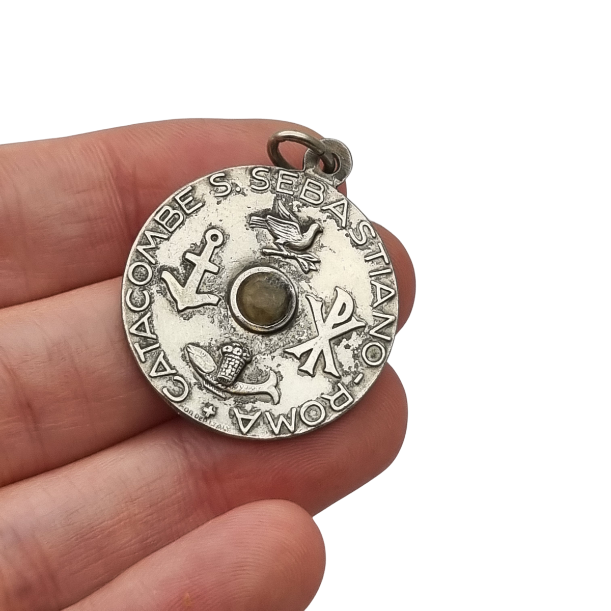Medalla relicario vintage de san Sebastián de las catacumbas de Roma con símbolos paleocristianos, Italia, ca. 1950–1960