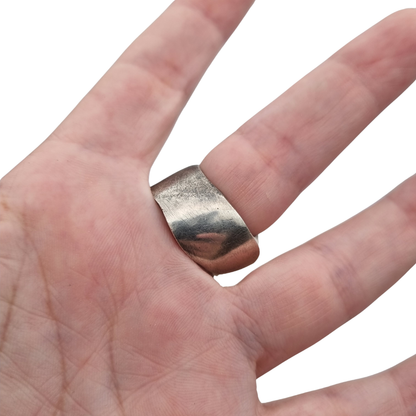 Anillo brutalista de plata maciza, acabado erosionado y satinado, circa 1980-1990