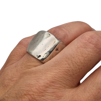 Anillo brutalista de plata Plata Purabanda ancha de diseño escultórico y orgánico, siglo XX
