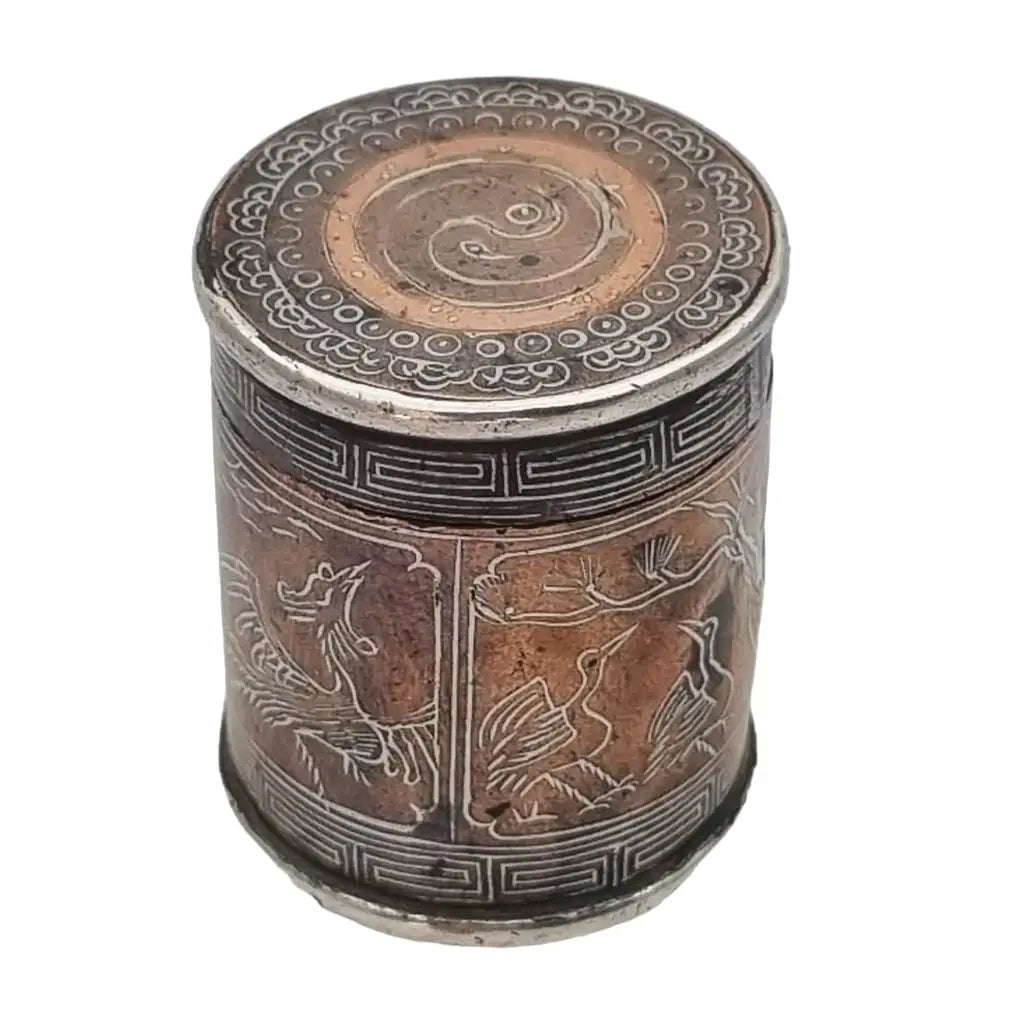 Caja de opio china antigua cobre y plata con grabados animales yin yang.