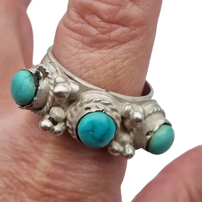 Anillo de plata y turquesas joyería tribal hecha a mano con encanto rústico.