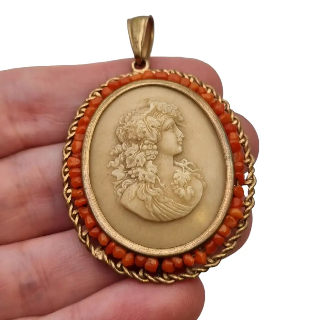 Antiguo colgante dorado de camafeo piedra y corales regala joya vintage.