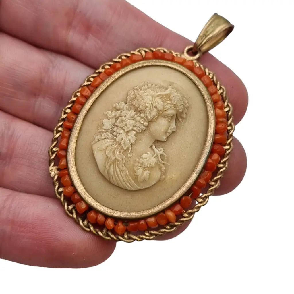 Antiguo colgante dorado de camafeo piedra y corales regala joya vintage.