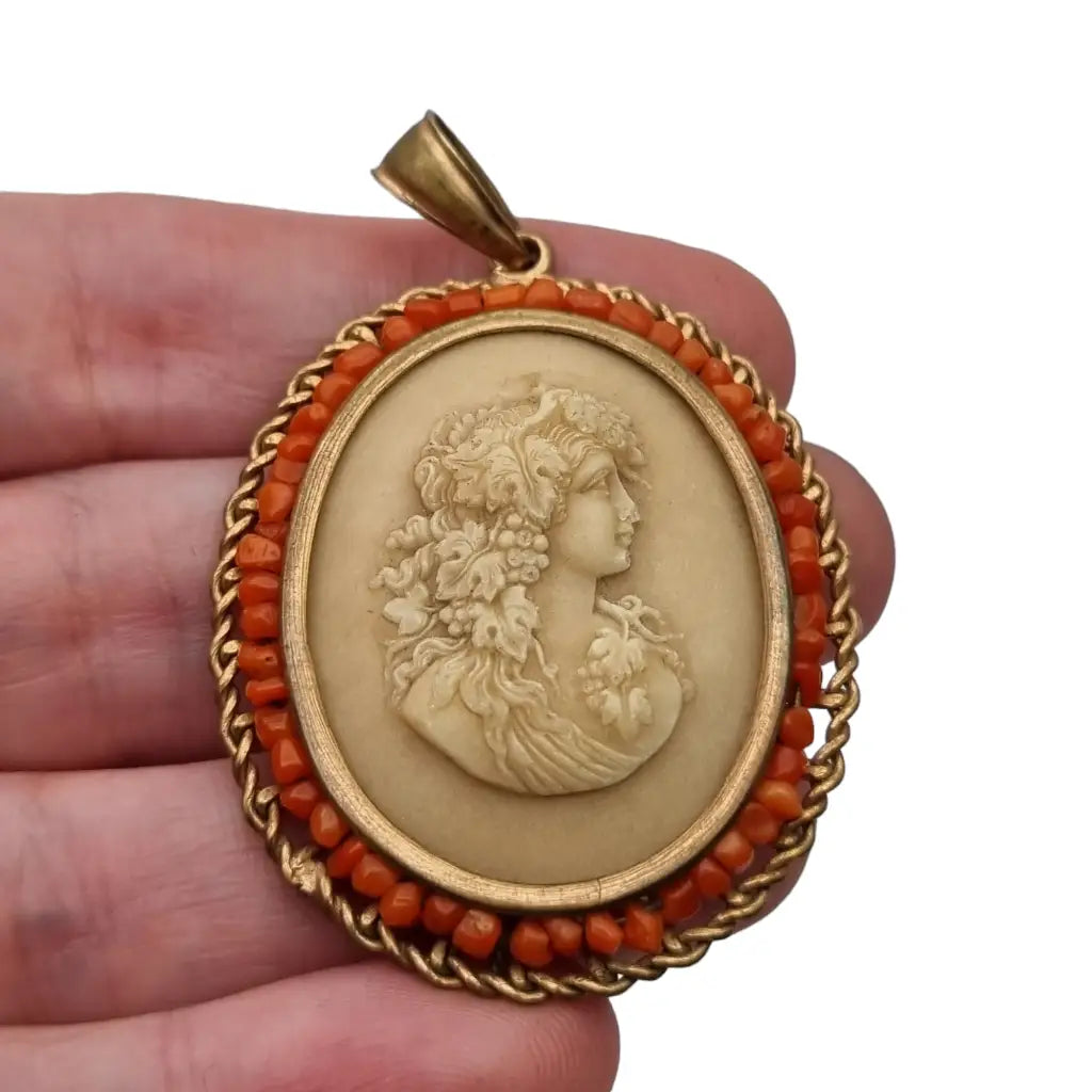 Antiguo colgante dorado de camafeo piedra y corales regala joya vintage.
