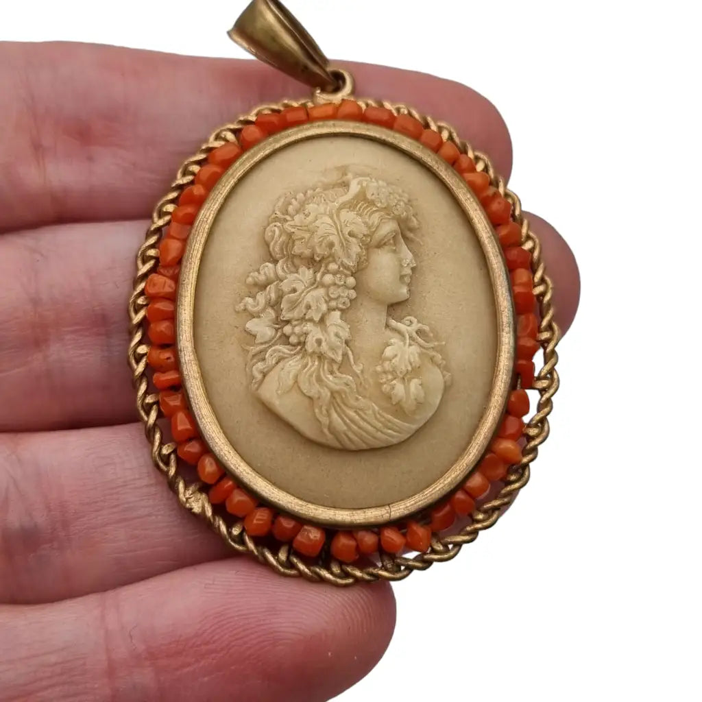 Antiguo colgante dorado de camafeo piedra y corales regala joya vintage.