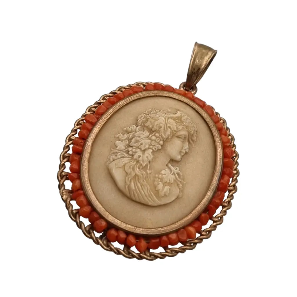 Antiguo colgante dorado de camafeo piedra y corales regala joya vintage.