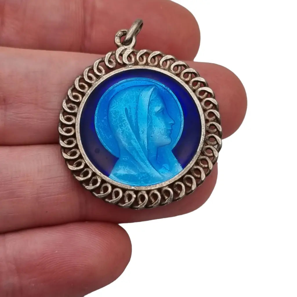 Medalla religiosa de la virgen lourdes francia 1959 en plata y esmalte azul.