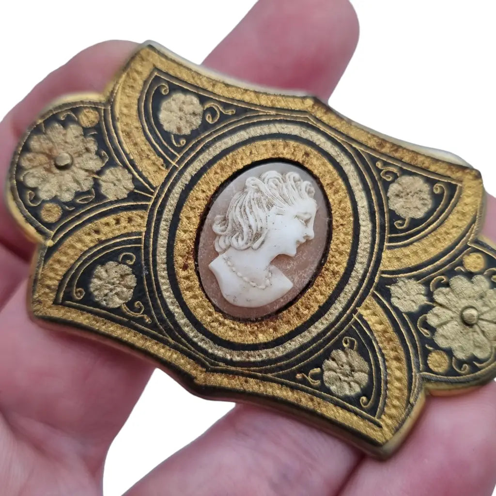 Broche damasquinado antiguo de oro toledano con camafeo los años 40.