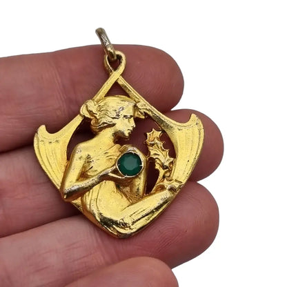 Colgante art nouveau en plata dorada con mujer y piedra verde estilo modernista