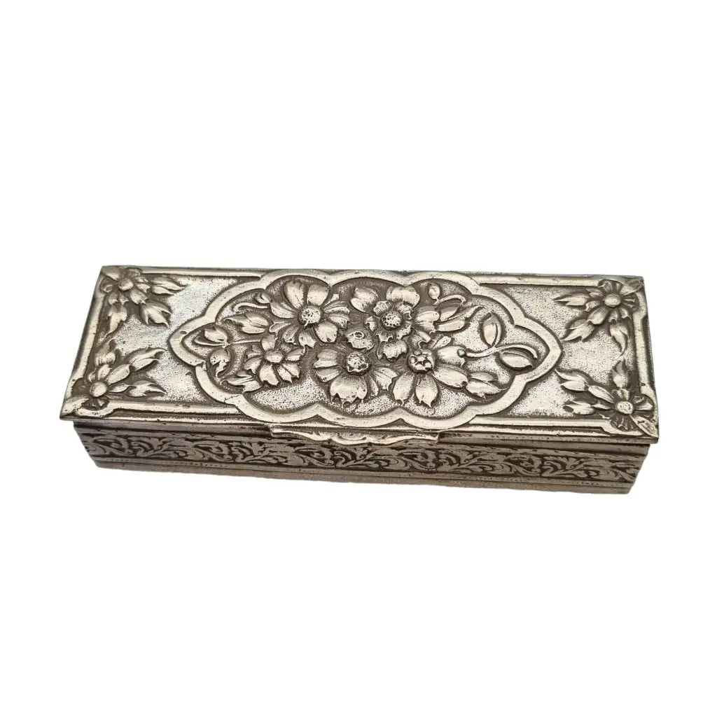 Caja rectangular floral de metal plateado antigua con exquisito punzonado.