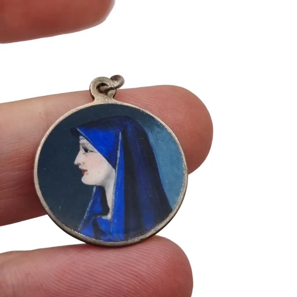 Colgante religioso de virgen maría en plata y esmalte azul. - LaBizarreSusu