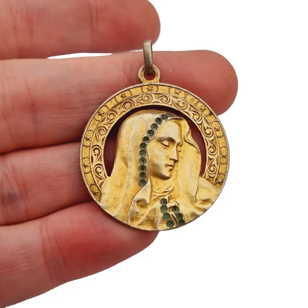 Medalla de la virgen art nouveau plata dorada 1900 joyería para regalar.