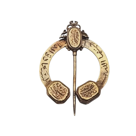 Peroné fibula antigua en plata dorada para coleccionistas joyería árabe.