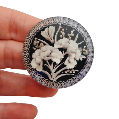 Broche antiguo de lucita flores talladas en blanco y negro art déco 40s.