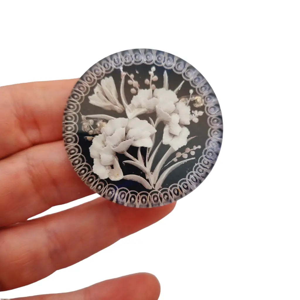 Broche antiguo de lucita flores talladas en blanco y negro art déco 40s.