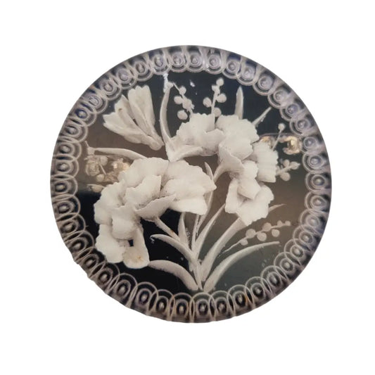 Broche antiguo de lucita flores talladas en blanco y negro art déco 40s.