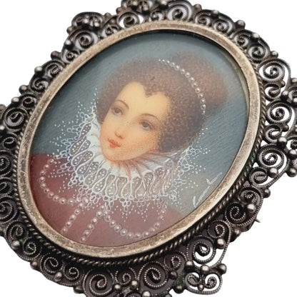 Broche victoriano con miniatura pintada a mano y filigrana de plata esterlina.