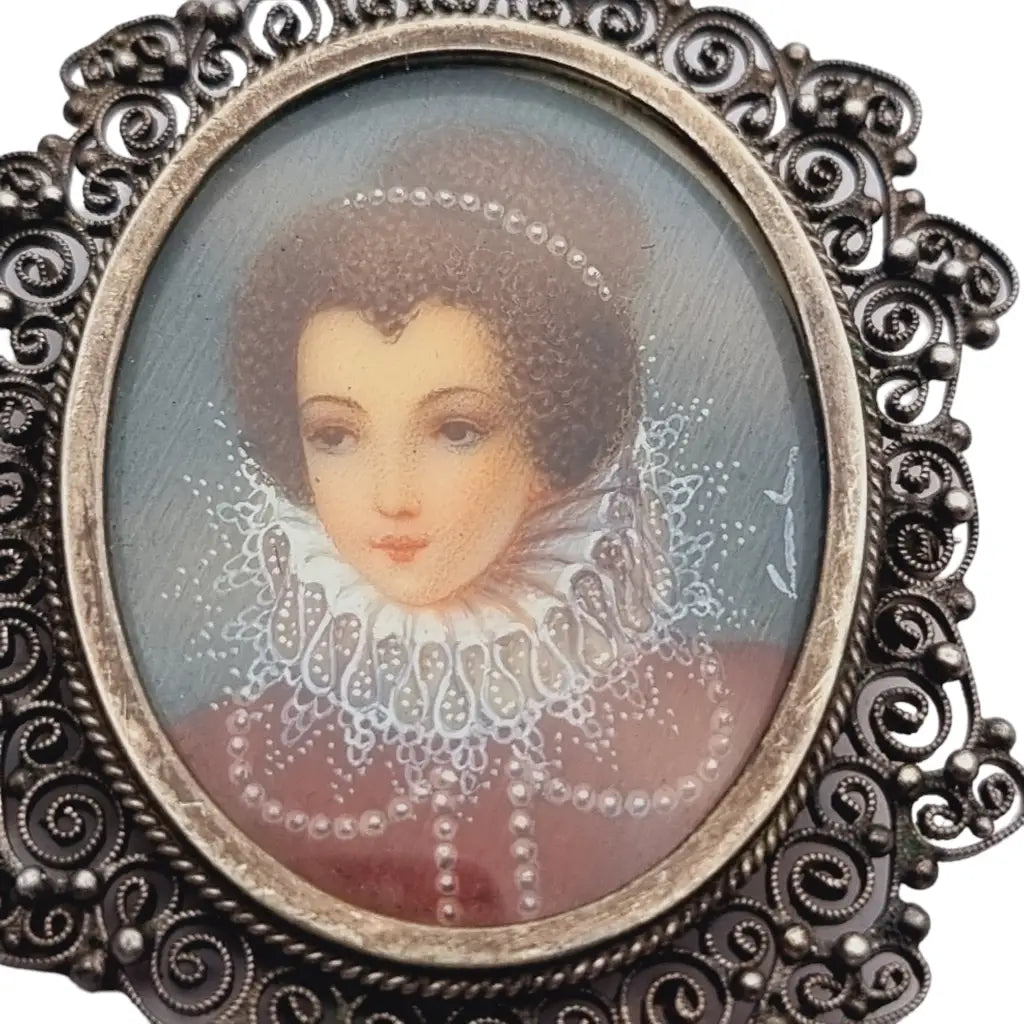 Broche victoriano con miniatura pintada a mano y filigrana de plata esterlina.