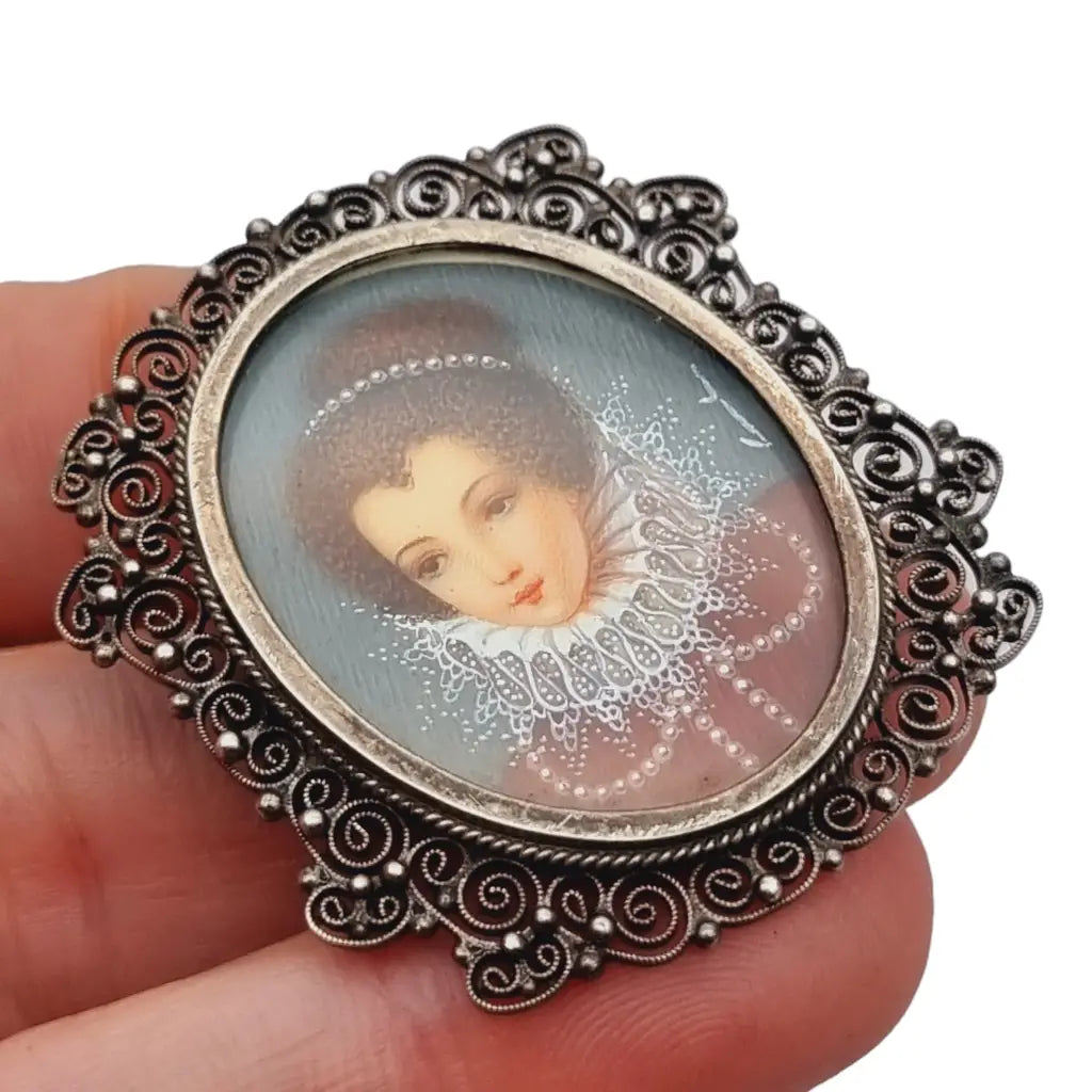Broche victoriano con miniatura pintada a mano y filigrana de plata esterlina.
