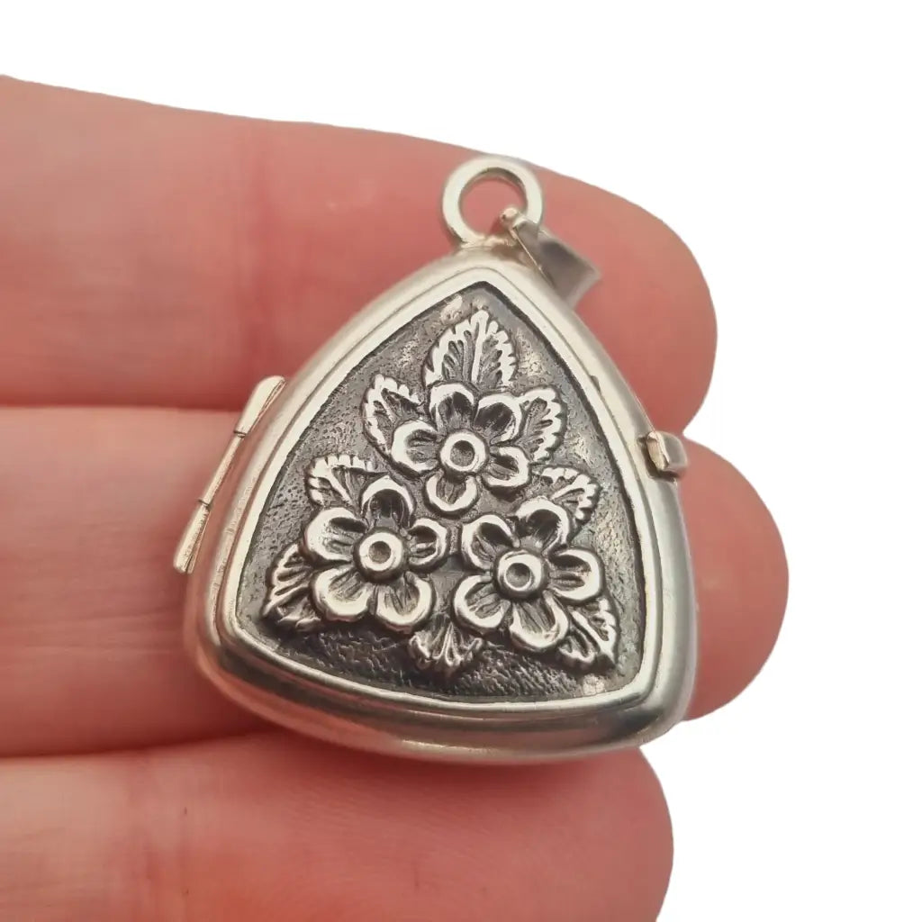 Medallón relicario triangular de plata 925 guardapelo con motivos florales.