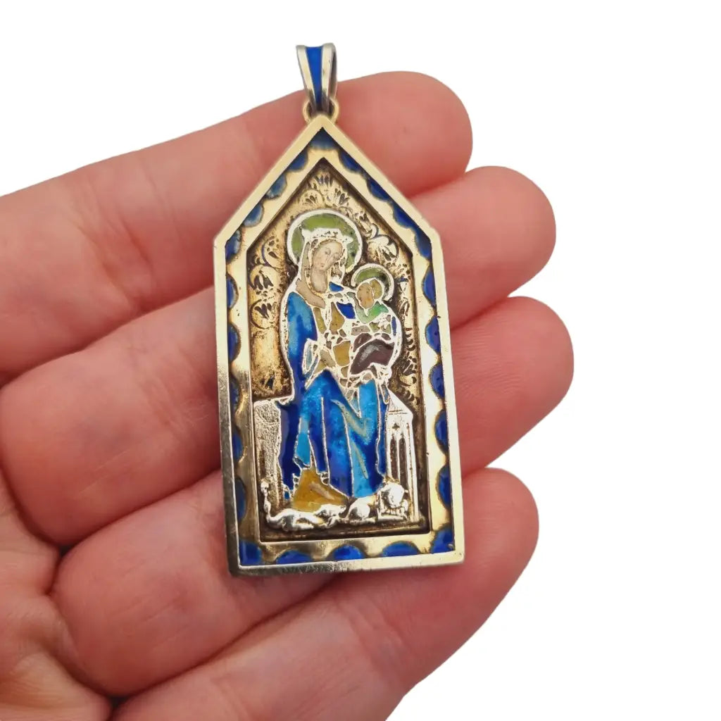 Medalla virgen art nouveau en plata dorada y esmalte azul modernismo religioso.