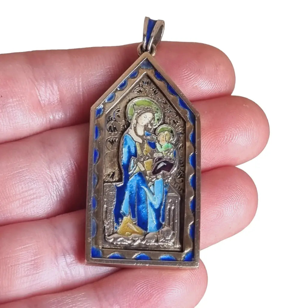 Medalla virgen art nouveau en plata dorada y esmalte azul modernismo religioso.