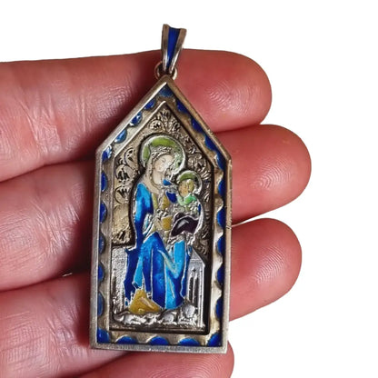 Medalla virgen art nouveau en plata dorada y esmalte azul modernismo religioso.