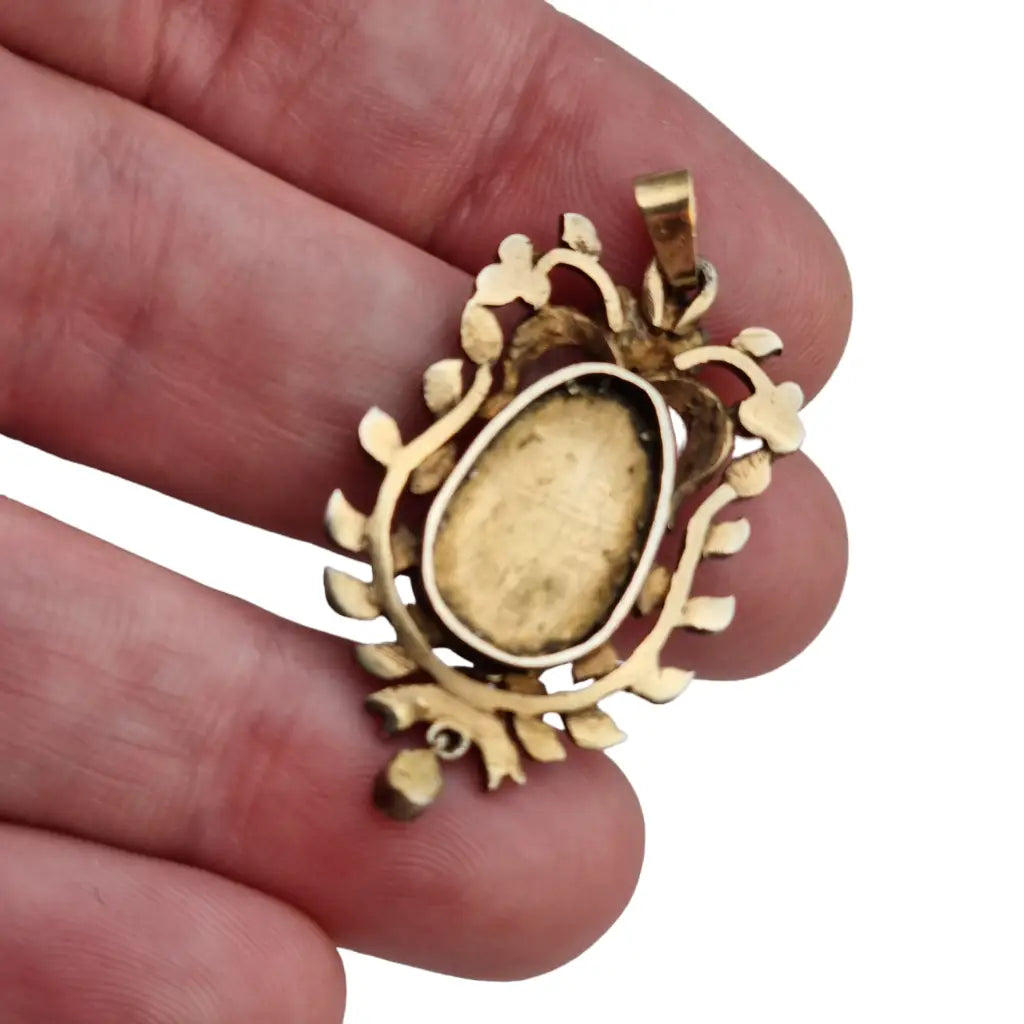 Antigua medalla virgen religiosa modernista en plata oro perlas y nácar 1920.
