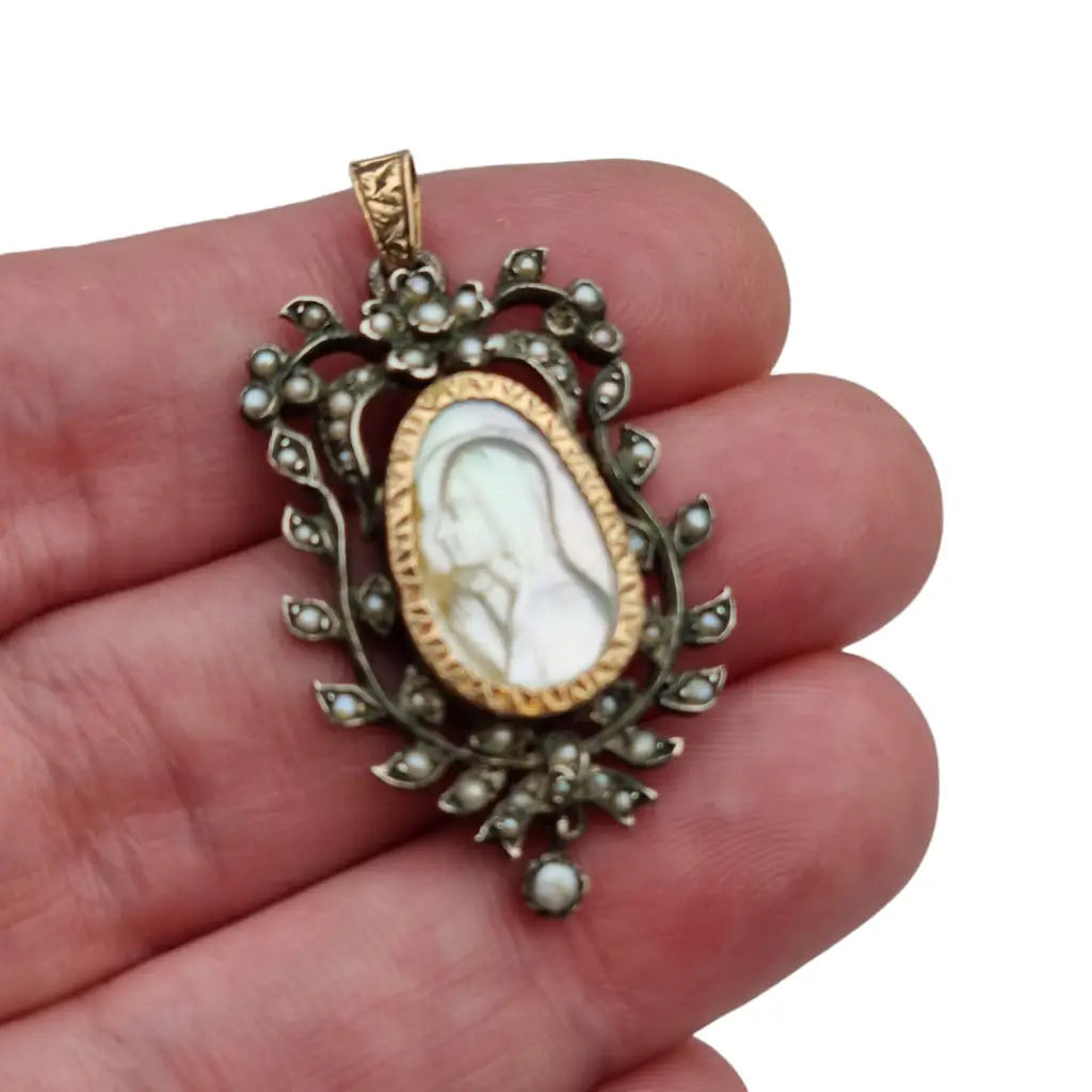 Antigua medalla virgen religiosa modernista en plata oro perlas y nácar 1920.