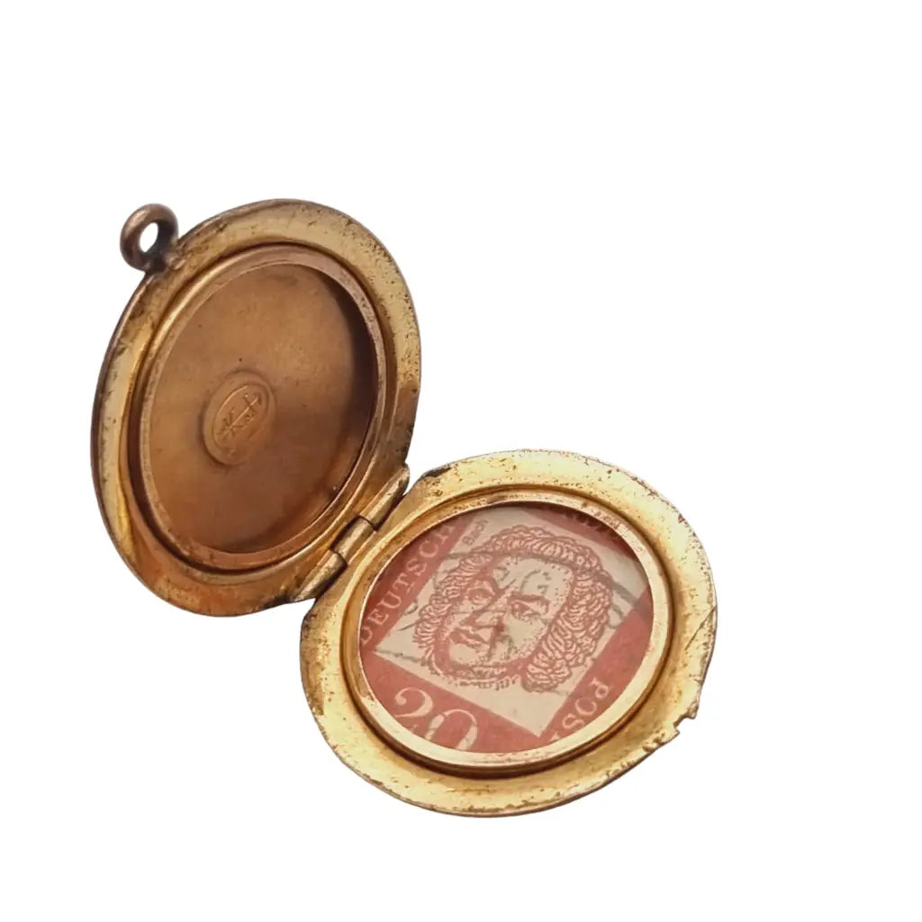 Medallón art deco de kollmar & jourdan dorado con esmalte y piedra rosa. 1930.