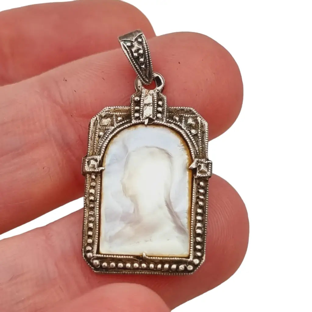 Medalla religiosa art déco de plata y nácar colgante religioso virgen