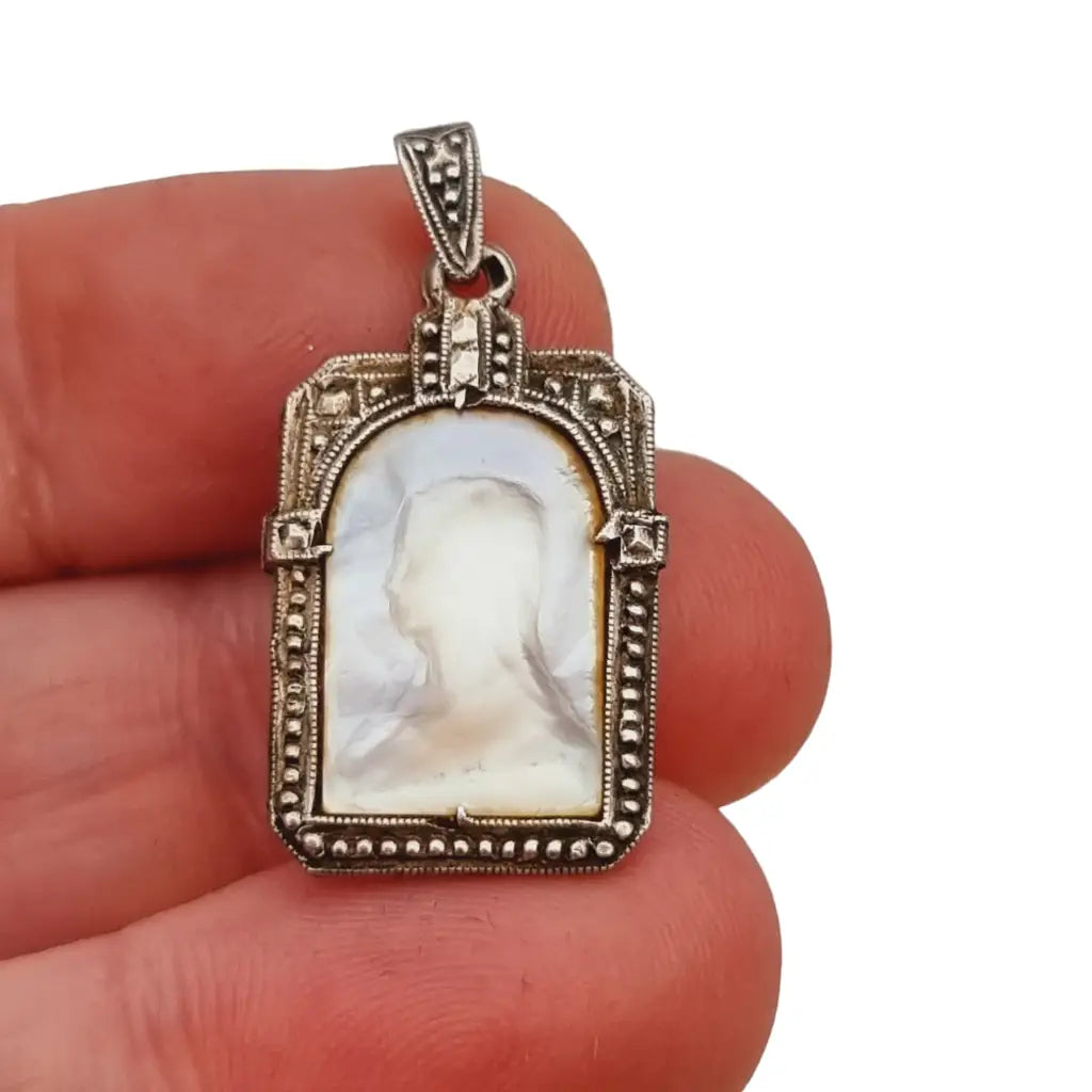 Medalla religiosa art déco de plata y nácar colgante religioso virgen