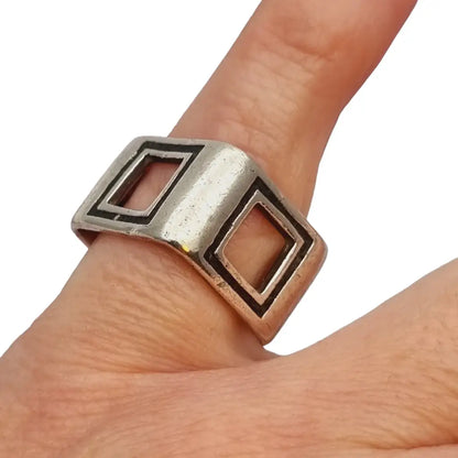 Anillo vintage cuadrado de plata anillo diseño geométrico circa 2000.