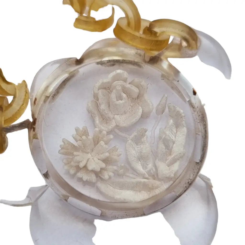 Muy raro broche de flor lucita tallada en blanco con cadena art déco 1940.