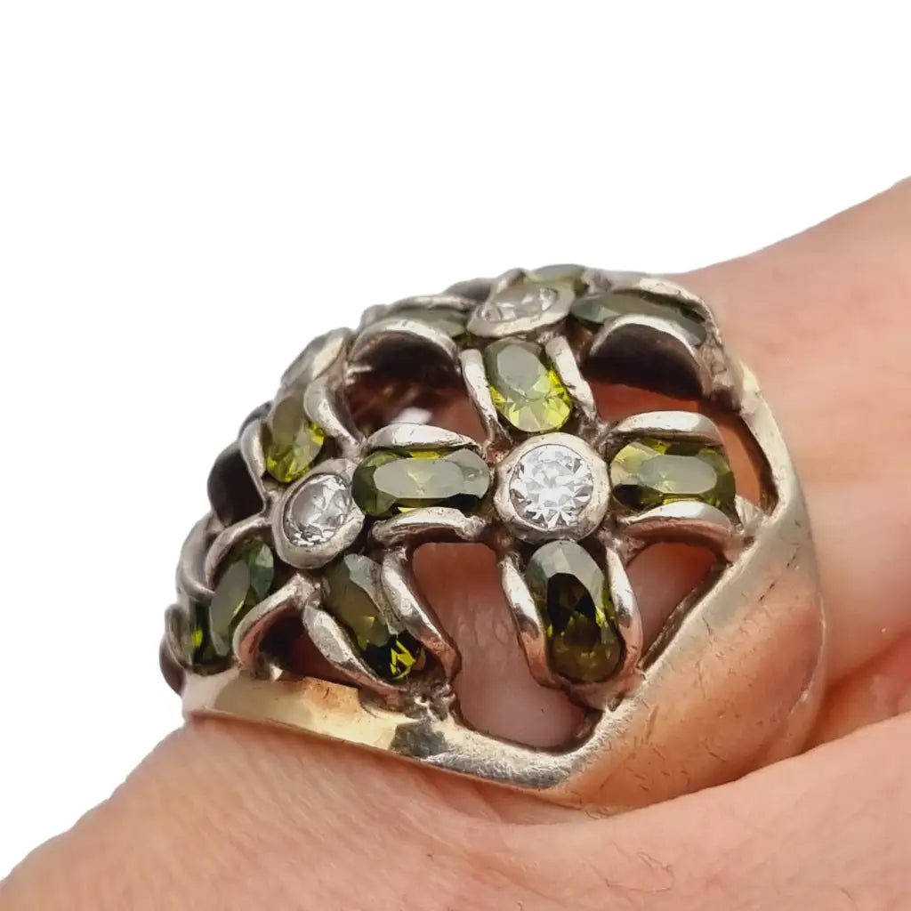 Anillo vintage con piedras verdes brillantes complementos originales para mujer