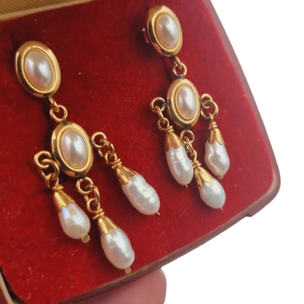 Pendientes lágrima dorados vintage cascada de perlas para novias en su caja.