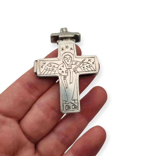Cruz relicario estilo bizantino antigua de plata grabada, escenas religiosas.