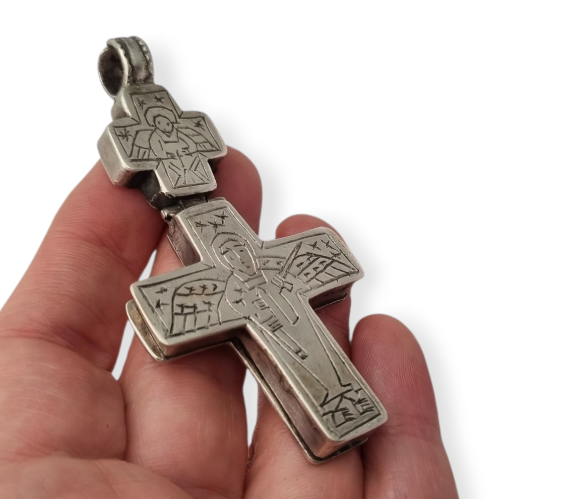 Cruz relicario estilo bizantino antigua de plata grabada, escenas religiosas.