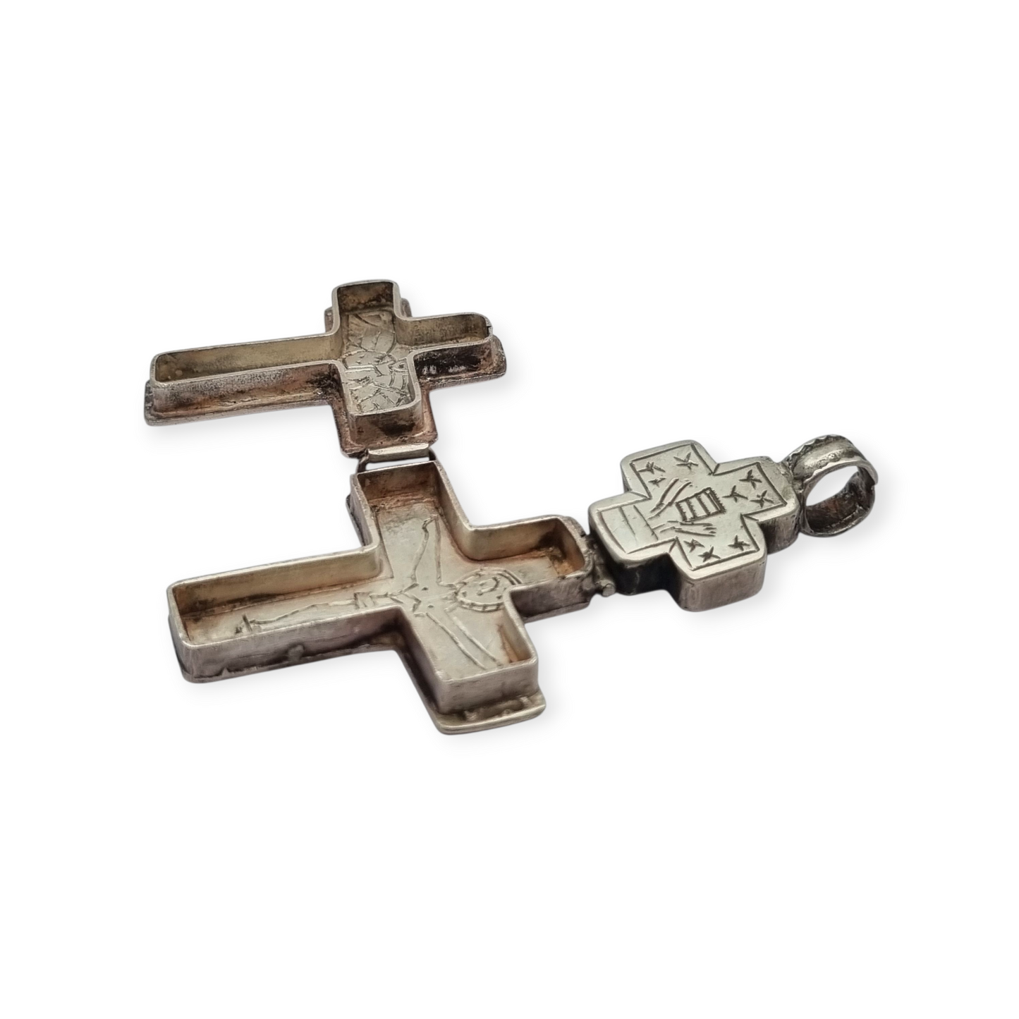 Cruz relicario estilo bizantino antigua de plata grabada, escenas religiosas.