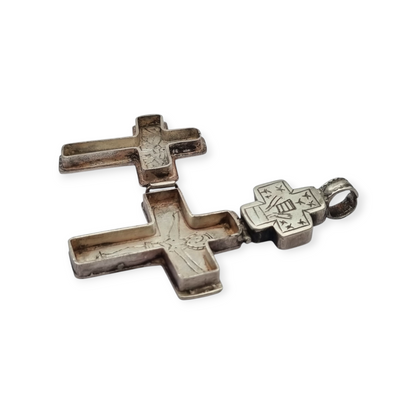 Cruz relicario estilo bizantino antigua de plata grabada, escenas religiosas.