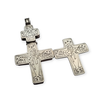 Cruz relicario estilo bizantino antigua de plata grabada, escenas religiosas.